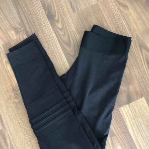  - Skitsnygga svarta träningstights från Adidas, tyvärr aldrig använda. Skönt material med snygga detaljer.  1OOkr FRI FRAKT🍻