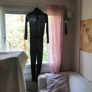  - Svart jumpsuit. Har använt den en gång. Pris kan förhandlas. 