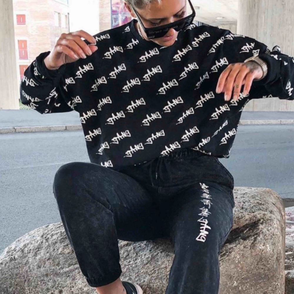En oanvänd Gang Gang sweatshirt i storl L, från Ribeccas kollektion! Limited edition så finns ej kvar! Frakt betalar du som köper. Huvtröjor & Träningströjor.
