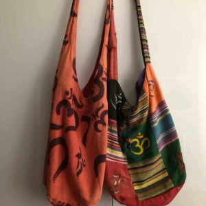  - 100kr styck. Innerficka, rymliga axelväskor. Den ena är från Christiania och den andra är köpt i Barcelona! Frakt tillkommer. 