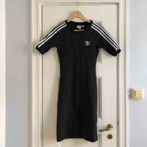  - En klänning från Adidas. Storlek 34/XS, damstorlek. Skick: 6.5/10. Levereras nytvättad. Finnes på Södermalm, Stockholm. Kan postas men då står Du för frakten, (39kr). Mvh Marija & Nugget