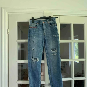  - Croppade boyfriendjeans med medelhög midja, brodering och slitningar. Använda 2 gånger. Orginalpris: 399 kr. Frakt tillkommer