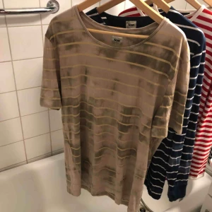  - Acne T-shirt bra skick. Kan hämtas i Uppsala eller skickas mot fraktkostnad.