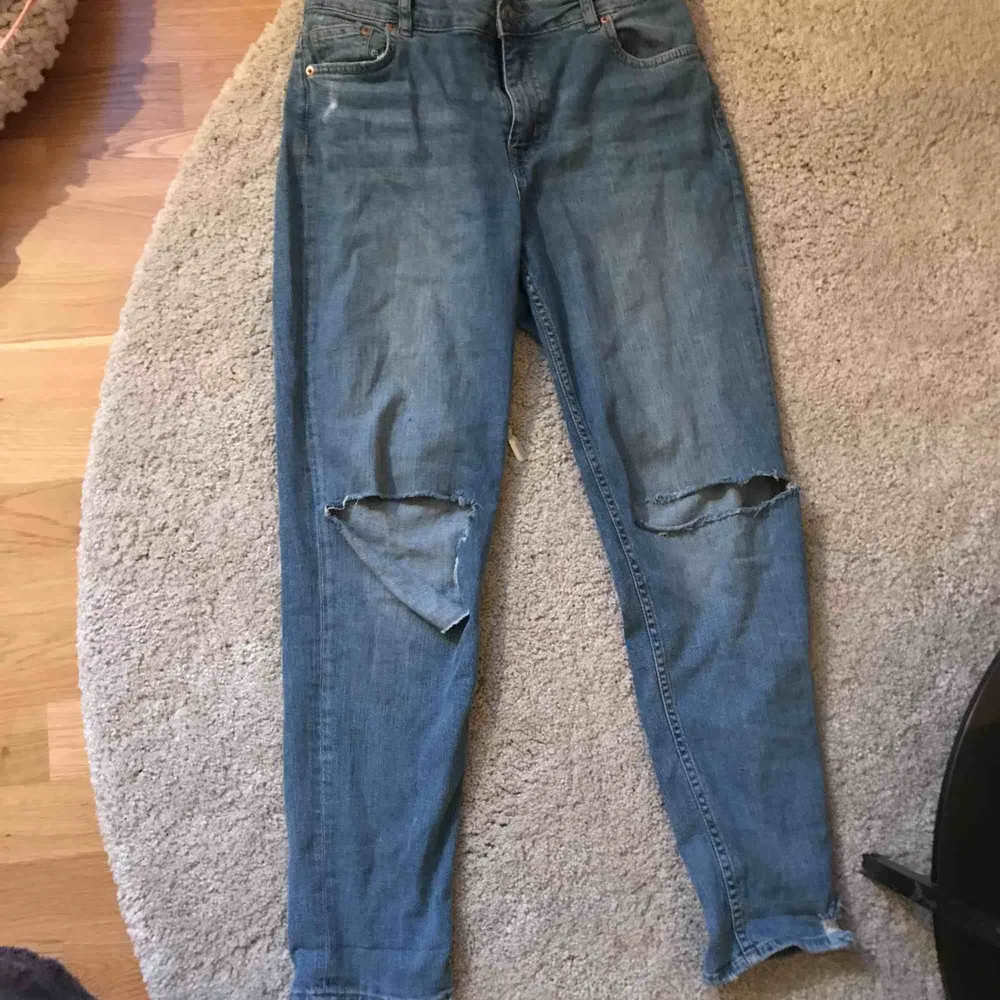 Ett par jeans från H&M endast använd fåtal gånger. Dom sitter lite pösigt ungefär som mon jeans . Jeans & Byxor.