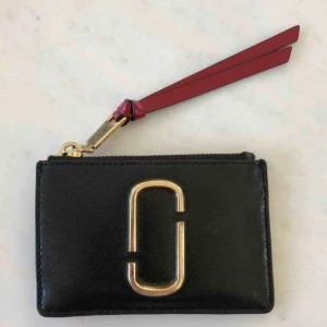  - Marc by Marc Jacobs portmonnä med logotypplakett 100% läder. Nypris 1235kr. Storlek 9x13cm Cond. 7.5/10. Köparen står för fraktkostnaden. Fler bilder och pris kan skickas på pm. 