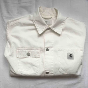  - Vit jeansjacka från Carhartt WIP, aldrig använd. Storlek M. Fri frakt.
