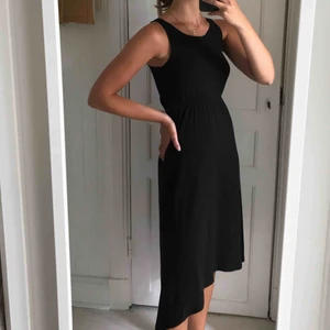  - Trendig svart lång/medellång klänning. Väldigt skön och knappt använd. Kortare fram och längre bak🌞
