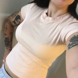  - En topp från Monki. Storlek XS/34-36, damstorlek. Skick: 8/10. Levereras nytvättad. Finnes på Södermalm, Stockholm. Kan postas men då står Du för frakten, (36kr). Mvh Marija & Nugget