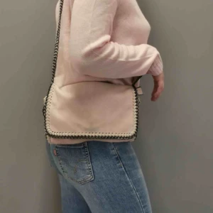  - Använt skick, sliten och missfärgningar. Kan nog få ett bättre skick vid en tvätt(?) Frakten är inräknad i priset. Tar swish! 