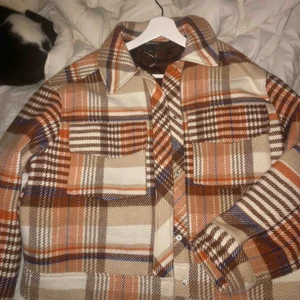  - Säljer denna eftertraktade jacka i storlek S. Kan även passa Medium:)  Från monki! Använd fåtal gånger  