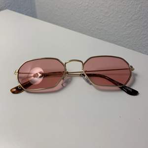 Solglasögon med rosa glas från Monki. Köparen står för frakt! 💖