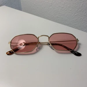  - Solglasögon med rosa glas från Monki. Köparen står för frakt! 💖