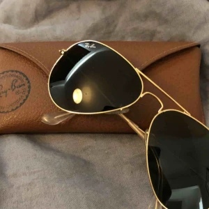  - Äkta Rayban. Använda 3-4 gånger. Frakt tillkommer. 