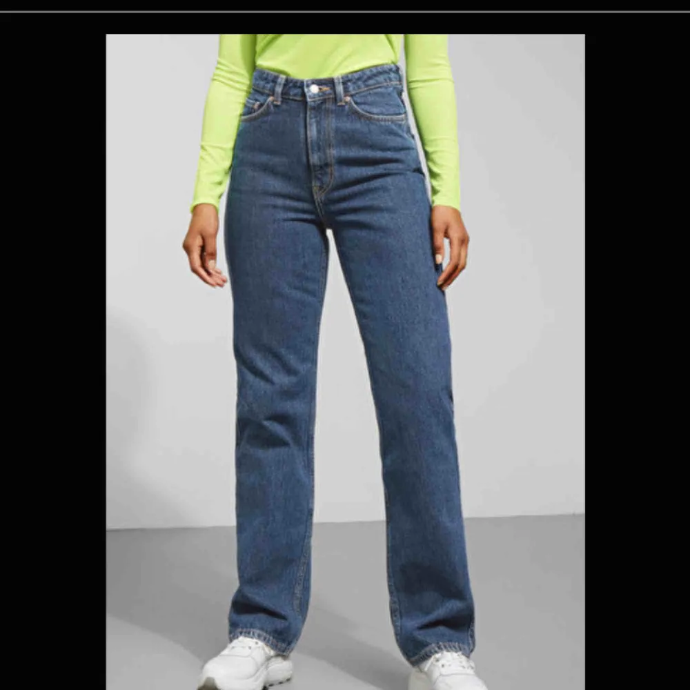 Säljer ett par knappt använda Row win blue. Så fina, säljer pga för små för mig :( köpare betalar frakt . Jeans & Byxor.