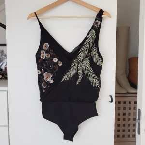  - Från Zara, extremt snygg body broderat med pärlor. Har tyvärr blivit för liten för mig. Skulle säga att den passar XS och S!  Frakt betalas av köparen eller så kan vi träffas vid centralen eller täby centrum!