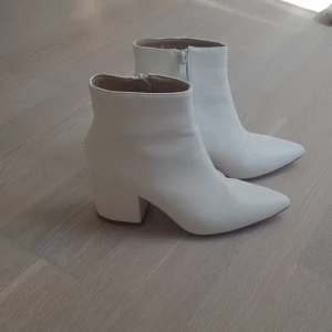  - Väl använda, slitage --> därav priset Man ser knappt slitaget när man har på de dock! Priset går ej att diskutera, frakt betalas av köparen. Kan träffas i täby, Danderyds sjukhus eller Tcentralen