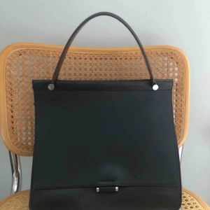  - Säljer min svarta Marlene Birger väska då den aldrig kommer till användning. Väldigt sparsamt använd. Avtagbar axelrem finns.   Nypris: 5000 kr  Mitt pris: 1500   Hämtas upp på Södermalm, alternativt skickas mot betalning. 