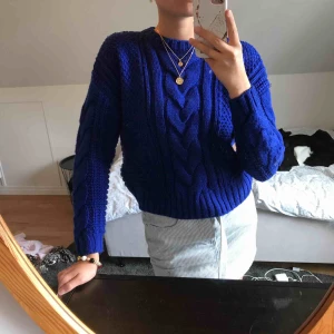  - Mysig tröja från hm i en cool blå färg🌟 använd fåtal gånger och är nu inte längre min stil tyvärr✨ den är stor i storleken så passar XS-M  Åker bort på söndag i 12 dagar så skriv nu för att mötas upp eller få den skickad innan!