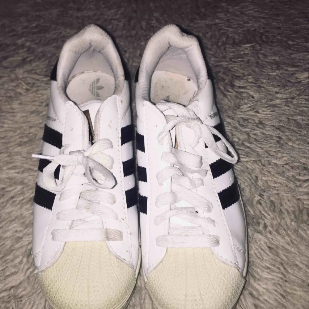 adidas superstars använda 1gång. 150kr + frakt. Skor.