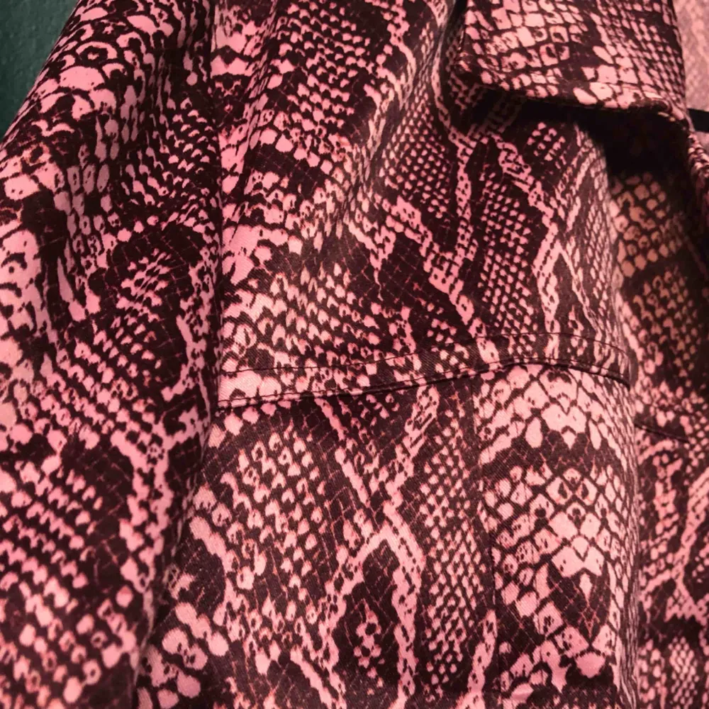 Rosa snakeprint jacka köpt på secondhand i Berlin, säljer för att jag inte använder den! Kan användas som tunnjacka . Jackor.