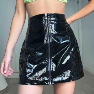  - Kjol i falskt läder / lackkjol från Forever 21. Använd ett fåtal gånger och därför så gott som ny.