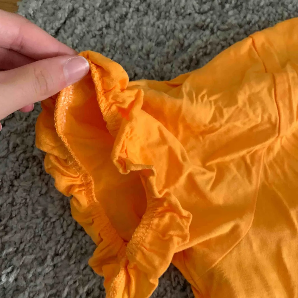 Snygg orange tröja från NA-KD, med typ ”volanger” på armkanterna. Knappt använd, endast ett fåtal gånger. Säljer för att jag inte använder den längre🥰  Storlek S! Frakt står köparen för😊. Toppar.