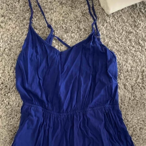  - Blå jumpsuit från HM, fick den från en vän så vet inte originala priset eller när den köptes😊  Storlek 36 passar även 34! Priset är ej satt, budning accepteras🥰 Har ni frågor om kvalite osv, hör av er!    Frakt står köparen för!