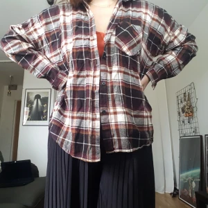  - Rutig skjorta i bomull, vänster bröstficka, sällan använd🌿