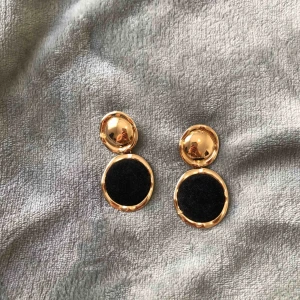  - Svartguldiga örhängen med sammet! Fint skick och knappt använda! Fraktar gärna🧡