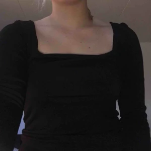  - En snygg fin tröja från bik bok, i silkes materil andvänd en gång frakt till kommer😊😊