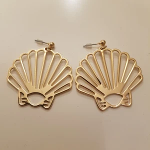  - Ett par snäckformade örhängen, guldfärgade, från Monki och aldrig använda! Fint skick, nickelfria och har plastplupp på baksidan. Ordinarie pris 69 sek. Möts upp i lerum ell er köparen betalar frakt❣
