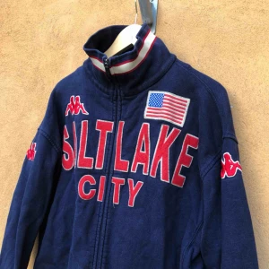  - Vintage Kappa - Väl använd och snyggt urtvättad - passar även som large - Hämtas i Uppsala eller skickas mot fraktkostnad 