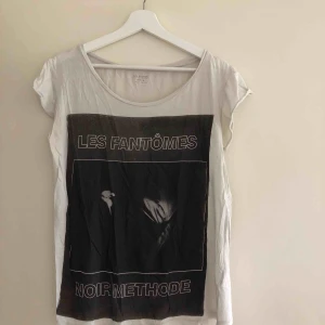  - Snygg t-shirt inköpt på All Saints i New York. Superfint skick! Säljer för att den är lite för stor för mig, storlek medium.