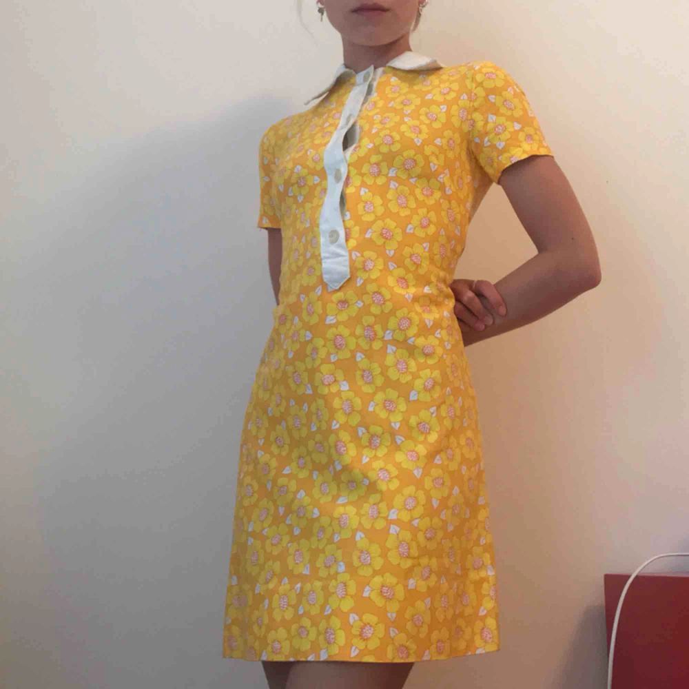 Gulblommig 60/70-tals klänning | Plick Second Hand