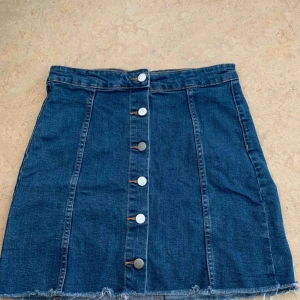  - Jeanskjol från Gina, köpte för 300kr och säljer nu för 150kr Använd ett fåtal gånger och säljer för att den aldrig kommer till användning