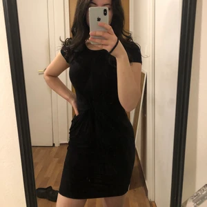 Svart t-shirt klänning - Säljer denna sköna svarta t-shiet klänningen som jag endast använt en gång. Möts upp i Malmö annars tillkommer fraktavgift