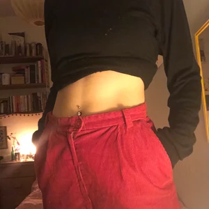Manchesterbyxor  - Röda manchesterbyxor! Dom är super snygga, hippa å bekväma. Passar vid alla tillfällen! Dom är högmidjade och har fina ”invikningar” upptill (se sista bilden) Jag är 167 cm och de är perfekt långa på mig! Bra skick!!!
