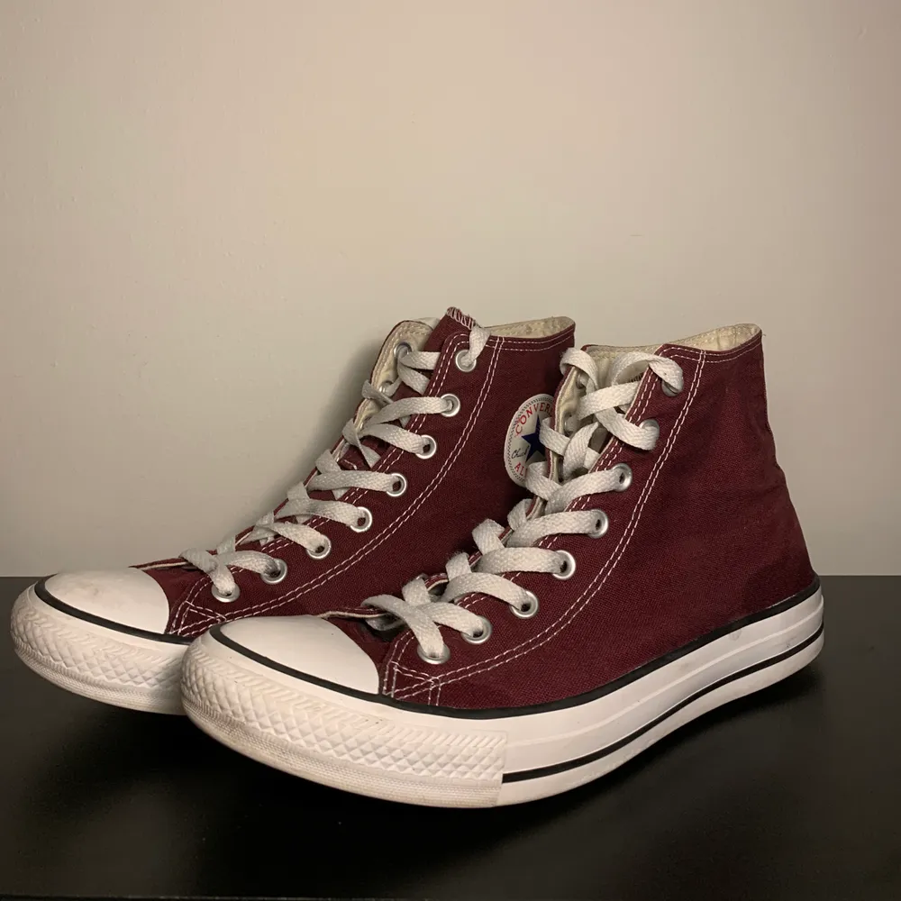 Säljer ett par converce i rödvin färg. Inte andvänt de mycket alls. Mer bilder finns det är bara o fråga:) säljer de för 250kr🥰 storleken på skorna är 42 och köparen står för frakten💕💕💕. Skor.