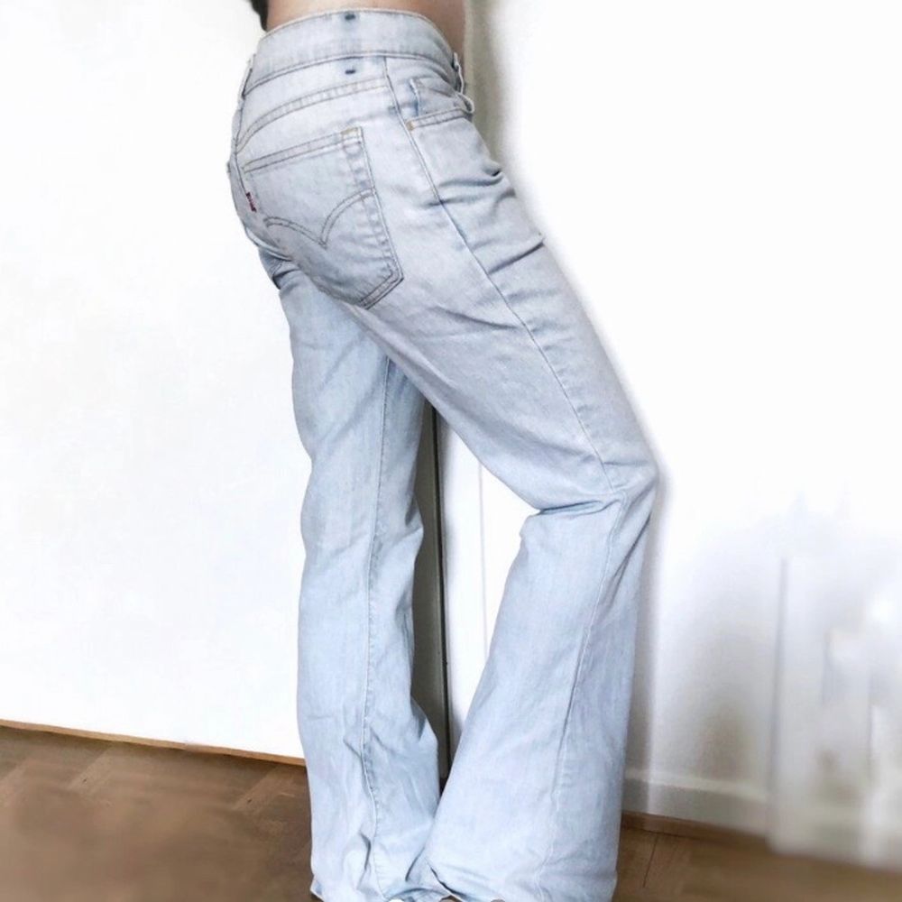 Säljer den ur snygga gammla Levis jeans! Dom är lågmidjade och Bootcut vilket ger en 2000s eller 1900s känsla! Kommer starta budgivning om många är intresserade💖 (bilderna är lånad från tidigare säljare!) Eftersom att många var intreserade tänkte jag starta budgivning den avslutas på söndag den 31 januari! Start bud 300kr. Jeans & Byxor.