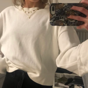 Vit sweatshirt stl 34  - Vit sweatshirt stl 34. Snyggt med mycket smycken! Bra tröja till vardags. Säljer för 100kr 💗
