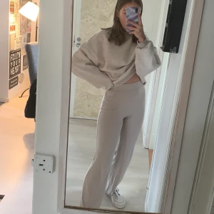 Mjukis från NAKD - Helt nya raka byxor/mjukisbyxor från NAKD Storlek Xs, 180kr