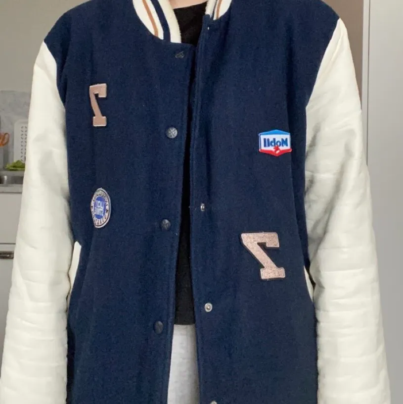 Säljer min jättefina mörkblå varsity jacka med läderarmar. Perfekt inför våren. Strl XL och skulle säga att den är ganska oversized på mig som vanligtvis har S/M. Skriv vid intresse eller frågor. Frakten blir 99kr.⚡️💖                                                                    KÖP DIREKT FÖR 600kr🥰. Jackor.