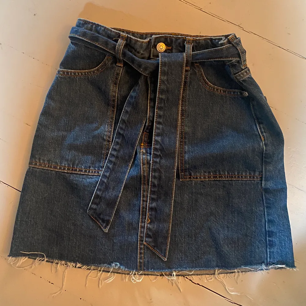 Jätte fin jeans kjol från Gina Tricot! Använd ett fåtal gånher så i väldigt fint skick! Köparen stör för frakten💜. Kjolar.