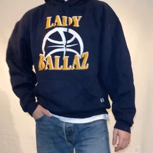 Ballaz Hoodie - Vintage hoodie, boxy passform men sitter bra i midjan, skicka 10/10 som ny, stort tryck på mage och rygg