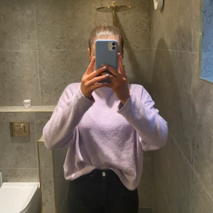 Hm - Säljer min jätte mysiga ljus lila tröja. Aldrig använd och jag köpte den i oktober. Väldigt bra skick och väldigt mysigt😌