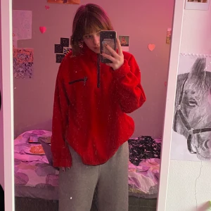 Jättecool half zipup från everest! - Sparsamt använd röd fleece med halvdragkedja från Everest! Jättecool och trendig! Storlek L så perfekt som oversize men passar även större storlekar! Säljer pga får ingen användning av den. 60kr + 72kr frakt = 132kr totalt!