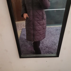 Svart jacka  - Säljer denna fina jacka som är nästan oanvänd eftersom den är för stor på mig. Med luva. Skriv privat för ytterligare frågor. Storlek 40 men funkar för en 38 också. 