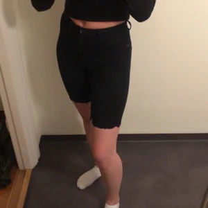 Cykelbyxor i jeans  - Gina tricot cykelbyxor i jeans. Använt ett par fåtal gånger, men fint skick. Köparen står för frakten 