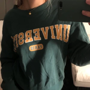Sweatshirt  - Grön sweatshirt från Gina Tricot. Storlek XS. Super fin och skön! Kommer tyvärr inte till användning. Säljer för 80kr+ frakt 💖💕