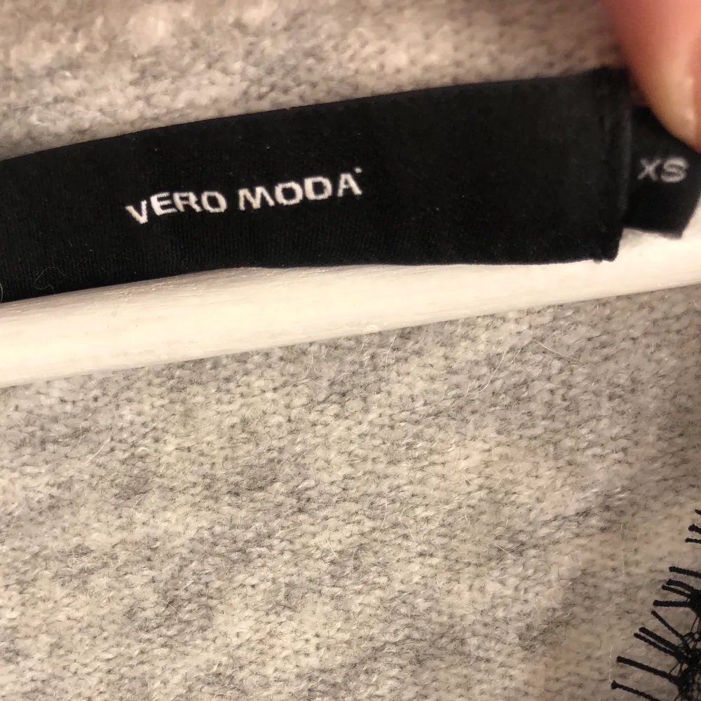 Stickad tröja från VERO MODA! Storlek XS. Super fin och skön! Snygg spets detalj vid halsen. Säljer för 80kr + frakt 💖💗. Stickat.
